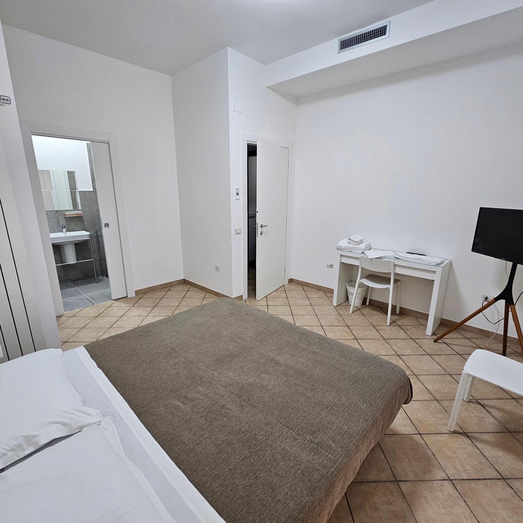 Essential Room & Parking In Centro Citta Con Parcheggio Privato E Wifi Potenza Exterior photo